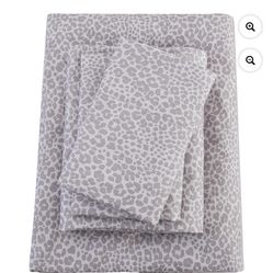 leopard twin size sheet set brown corner on fitted sheet are 15” w/top/bottom sheet & pillowcase