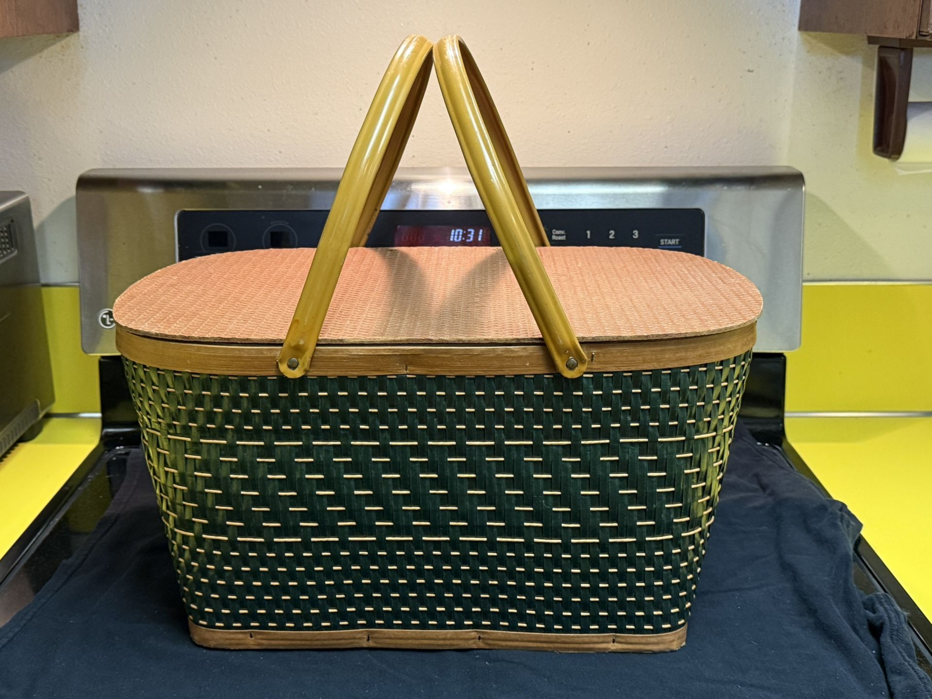 1970s vintage Hawkeye Burlington Woburn picnic basket in green