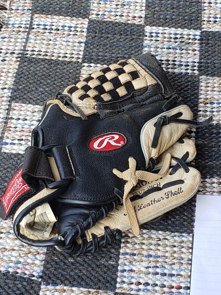 Baseball gloves