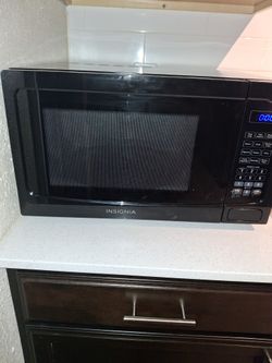 Insignia 1,000 Watt Microwave Oven
