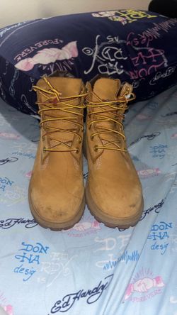 Youth sized Timberlands wheat color. [Size 4.0]
