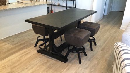Table Set with 4 Swivel Stools-Beautiful Set Like New!