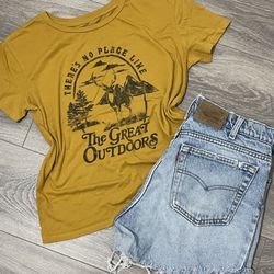  Graphic T-shirt Outdoors Print . B 