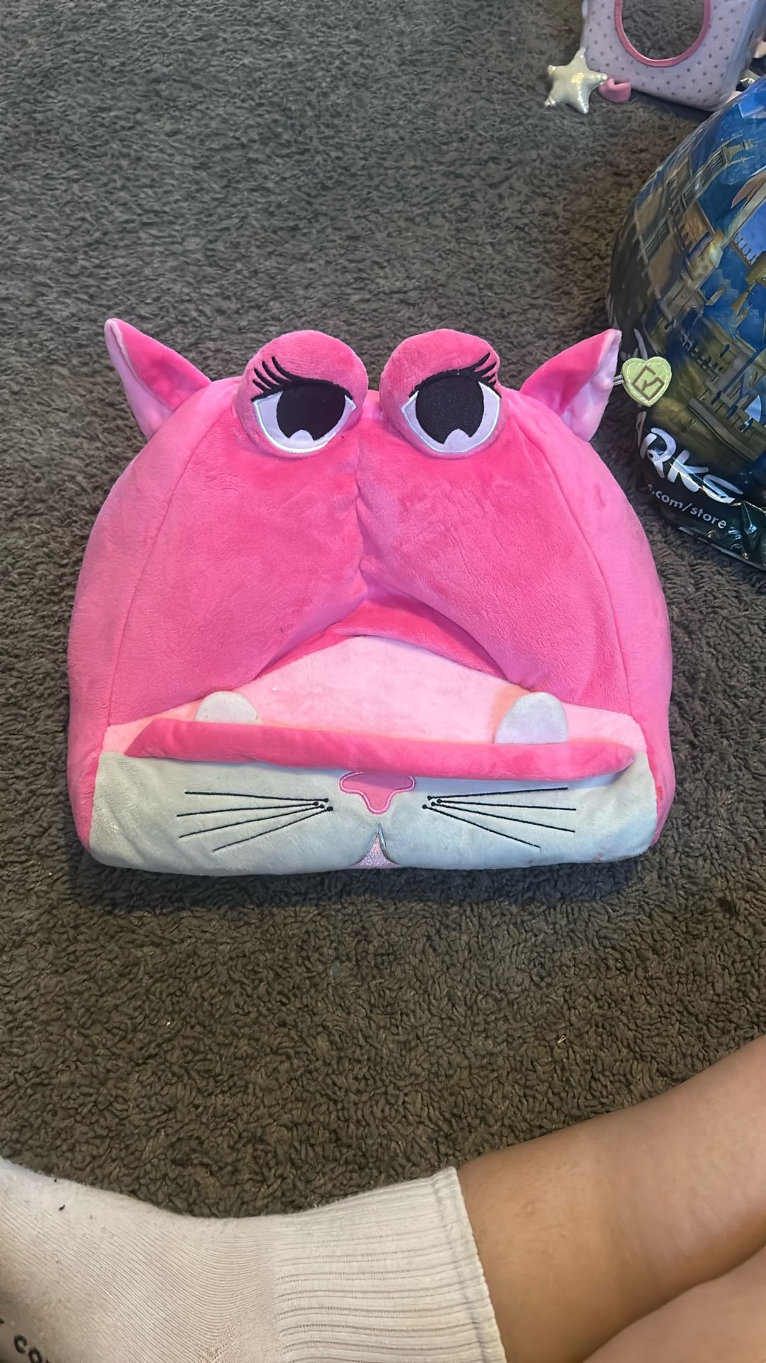 Tablet holder for little girl with pockets in the back