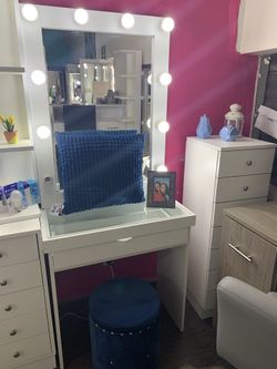 Brand new vanity desk and mirror set 👻🎃🎃