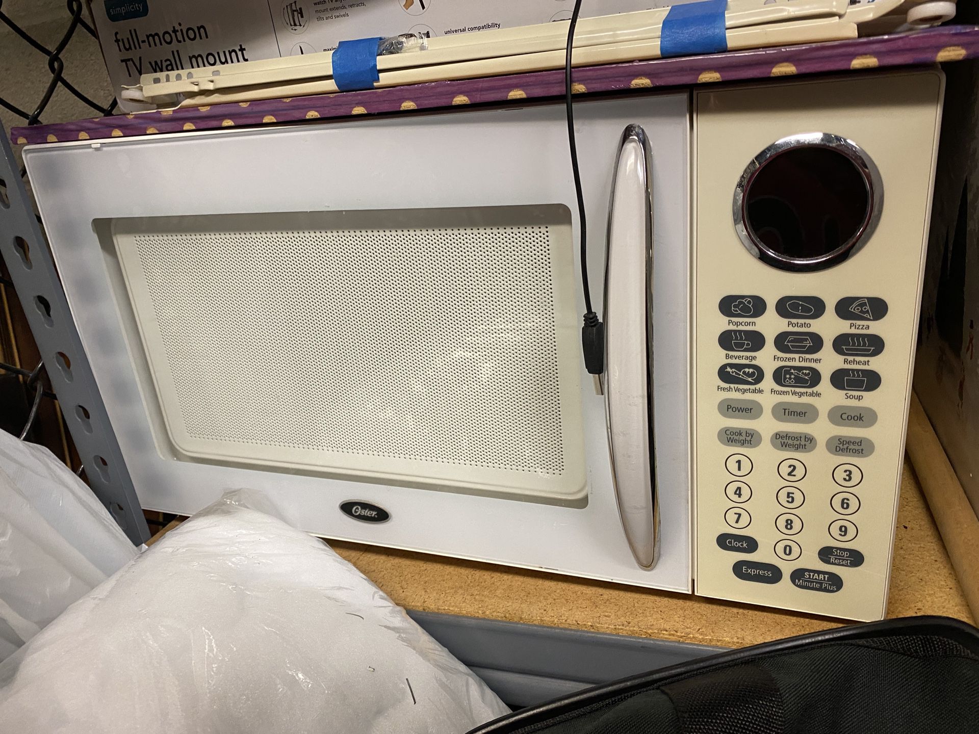 Oster 1.1 cu ft 1000 Watt Microwave