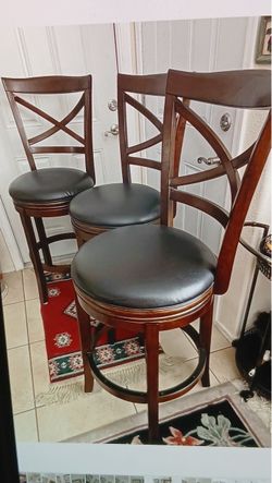 3 Swivel Stardy Barstool