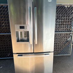 Whirlpool refrigerator in excellent condition🧊