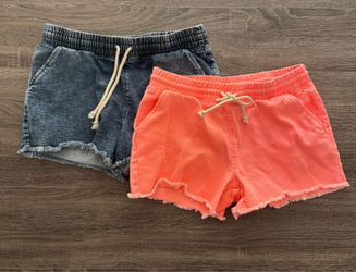 Shorts elastic drawstring waist Size medium 7/8 Like new