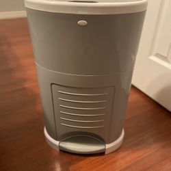 Diaper Pail With Refil Bags. 