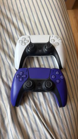 2 ps5 controllers