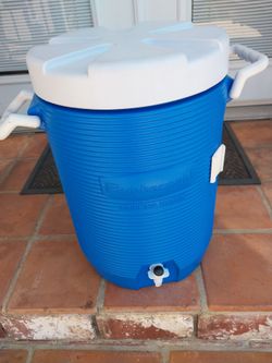 RUBBERMAID  <---- 5GL WATER DISPENSER LIKE NEW