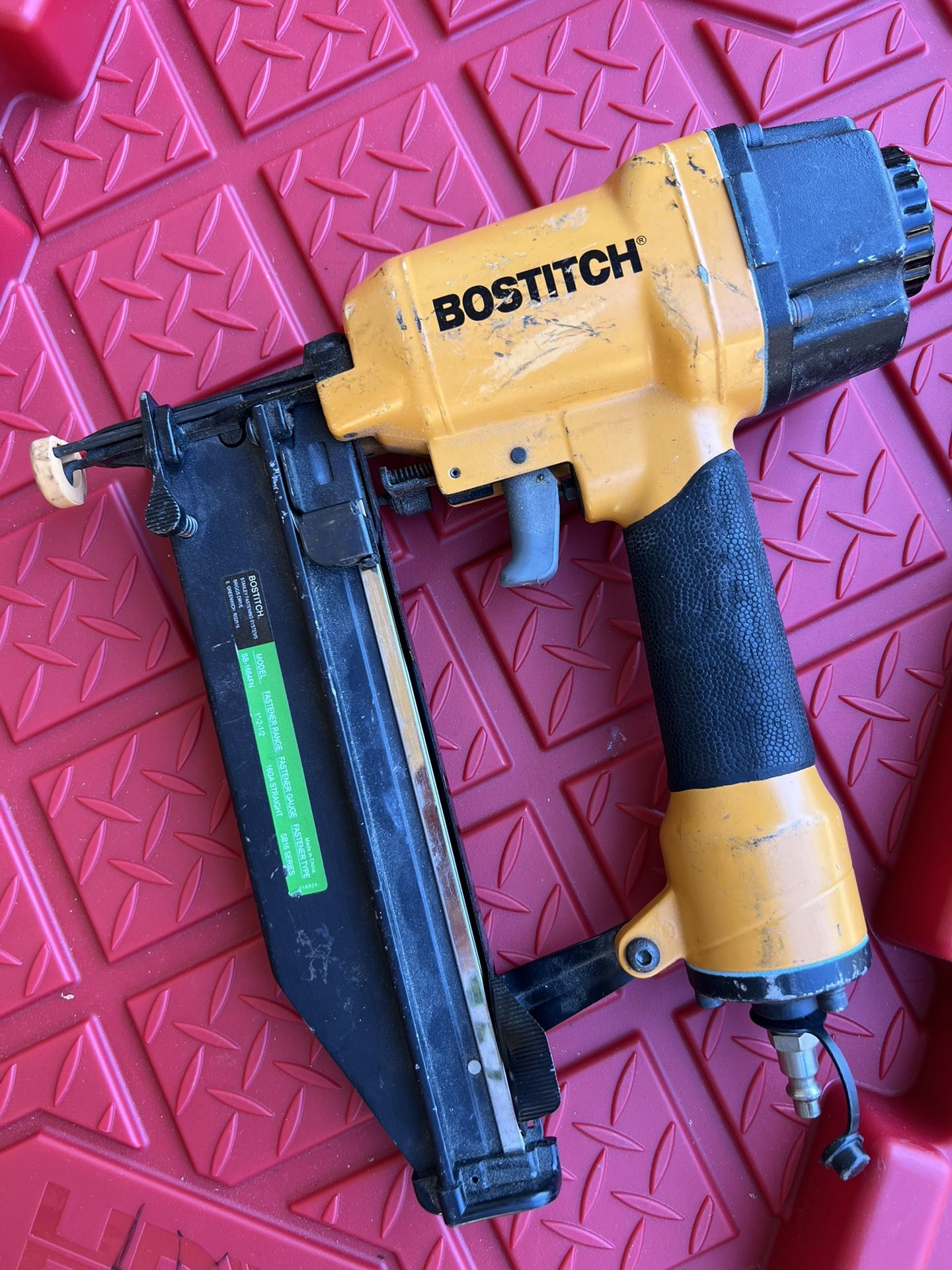 BOSTITCH SB1664FN 16-gauge finish nailer drives 1-1/4- to 2-1/2-inch