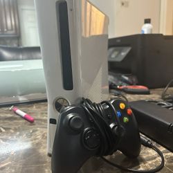 Xbox 360 With Controller 