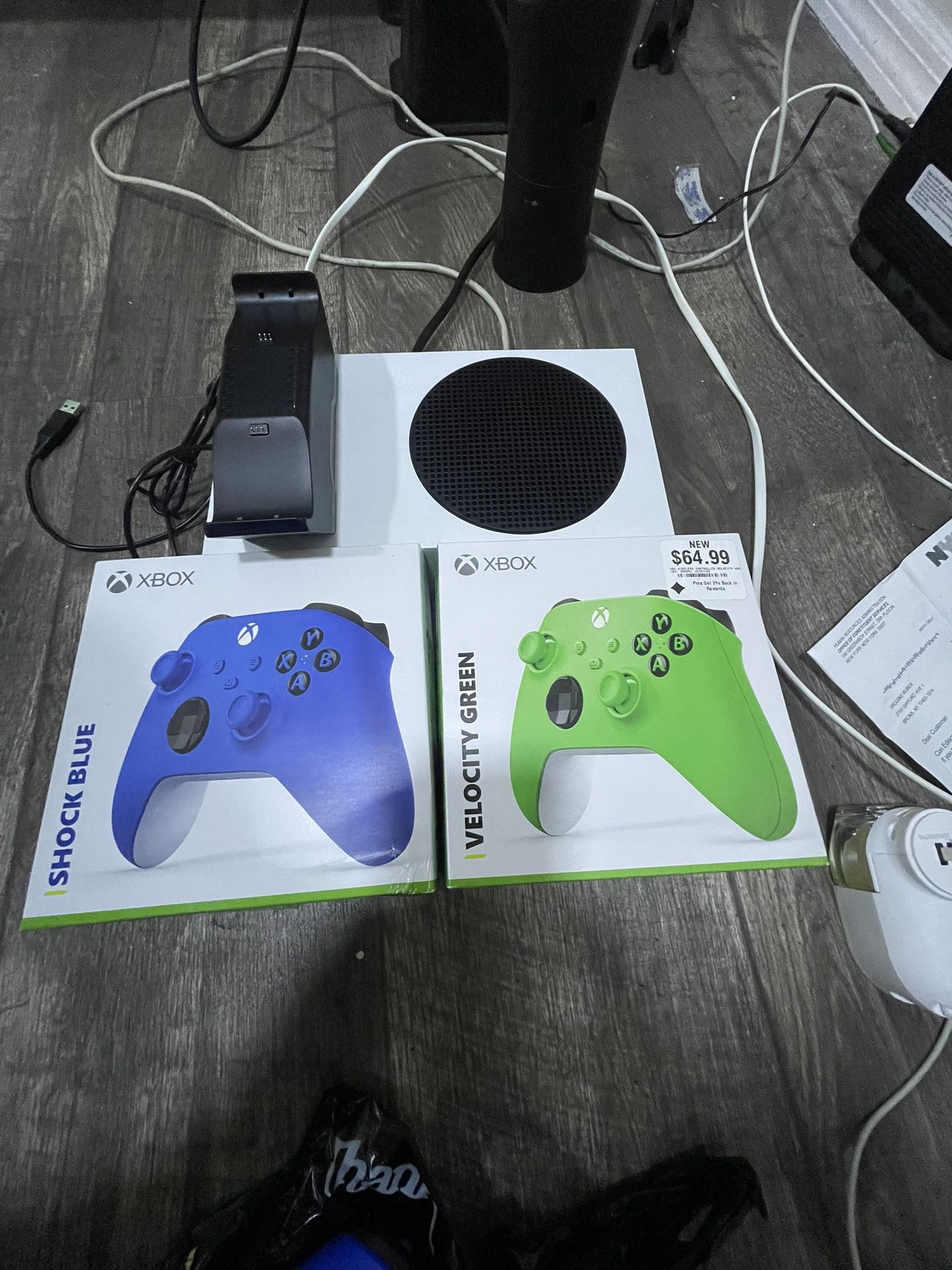 XBOX SERIES S WITH 2 CONTROLLERS (blue And Green) 