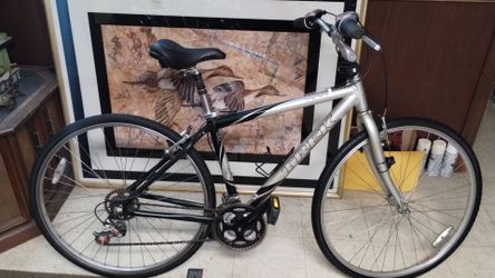 Like New 26" Trek 7100 Hybrid Bike 17.5" Medium size Frame Trigger Shifter seat suspension tuned and ready to ride needs nothing