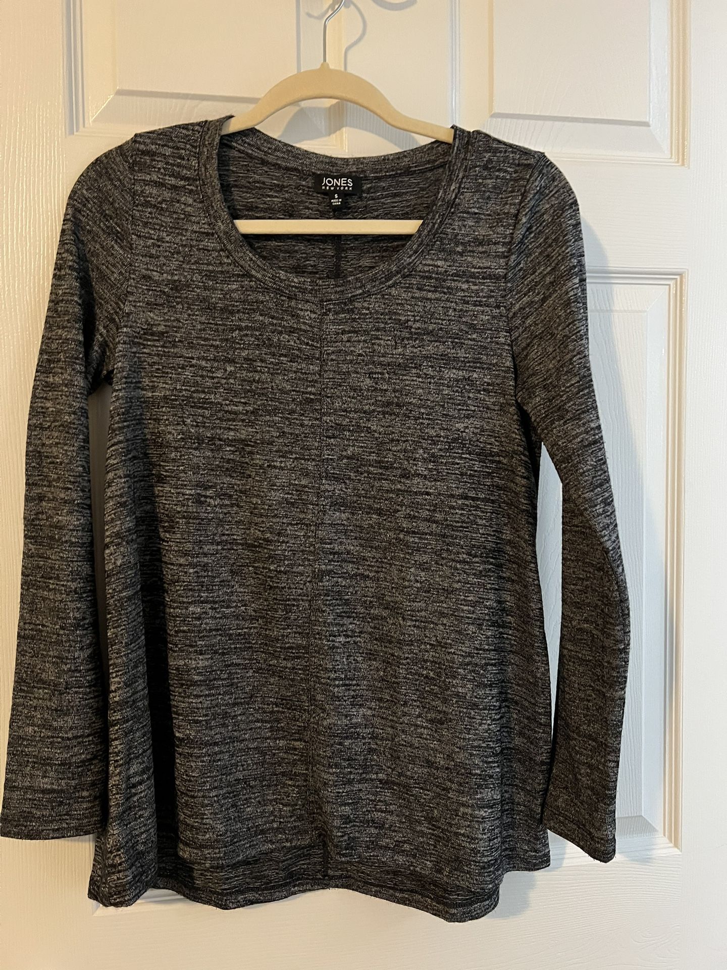 Jones New York Small Sweater Black White Long SL Tunic Scoop Neck Viscose Blend Lovely sweater. Black white heather. Accent seam from neck to hem