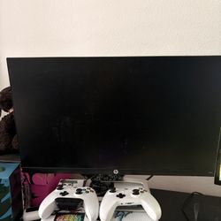 Xbox 1 2 Controllers 1 Monitor And GTA 5