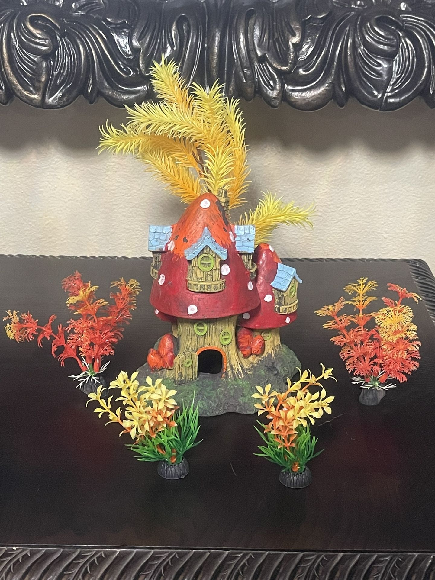Aquarium / Fish Tank decorations - Mushroom house with plastic plants 
