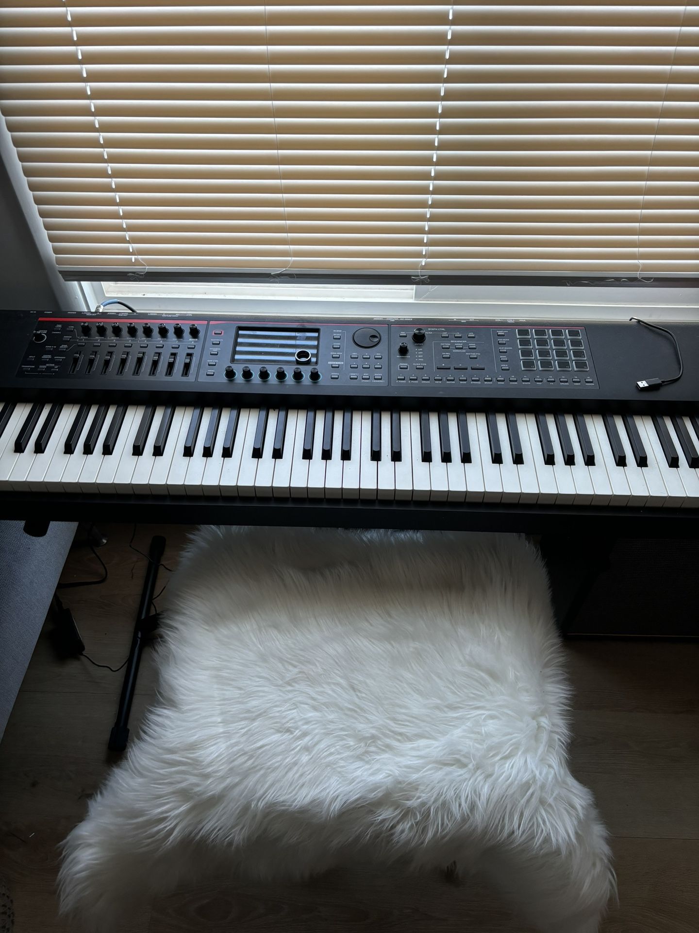 Roland Fantom 08 Keyboard + Seat