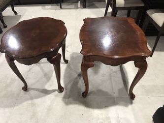 Pair of end tables in good condition