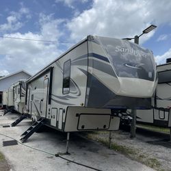 Forest River SandPiper Rv Fifth Wheel Camper 1.5 Bath 2 Rooms