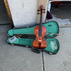 Great 😌 wooden violin 🎻. 4/4 full size