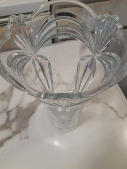 2 glass elegant looking jars. 10dls. each