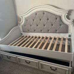 Realyn Twin Daybed with 1 Large Storage Drawer