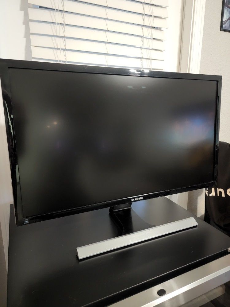 2 SAMSUNG U28E590D 28-Inch 4k UHD LED-Lit Monitors