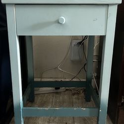 FREE Small Wood Side Table – PICK UP TODAY