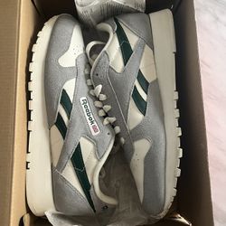 Size 8 Reebok classic 