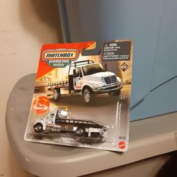 2025 Matchbox Working Rigs International Durastar 4400 Flatbed Tow truck Diecast toy truck 1:64 scale $5