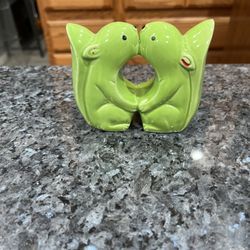 Vintage Retro Chartreuse Cottage Style Kissing Squirrels Salt & Pepper Shaker Set. Color green.  Preowned very good