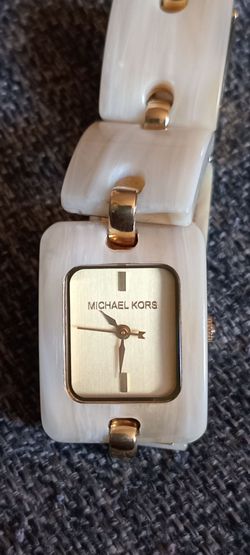 Reloj MK de Ceramica para dama no bateria el brazalete esta pequeño  original