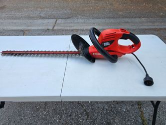 Black & Decker hedge hog electric trimmer for yard work ! 24" blade for larger jobs ! Runs well !