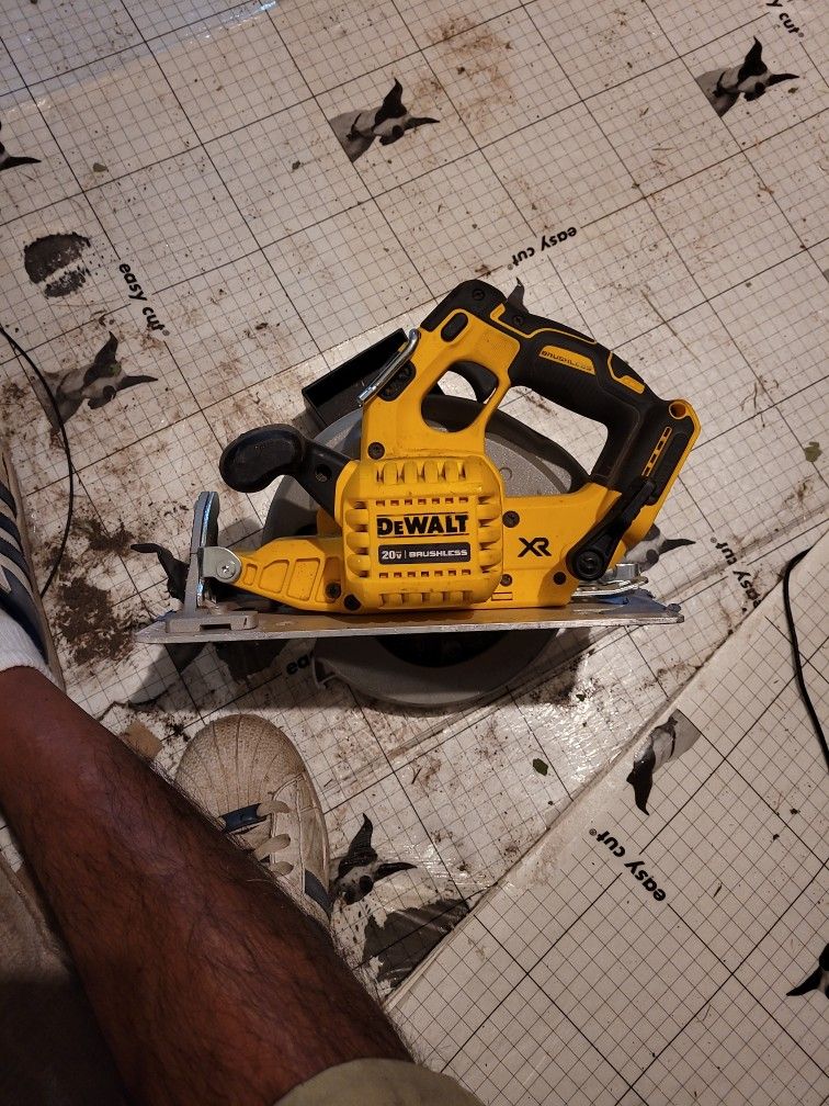 Dewalt Saw 20 Volt Cordless Brushless Like New