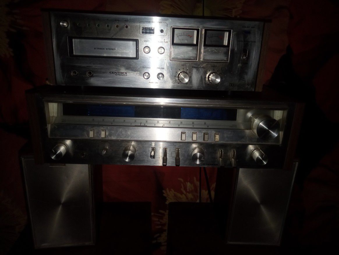 Vintage Pioneer Receiver With 2 Small Speakers 