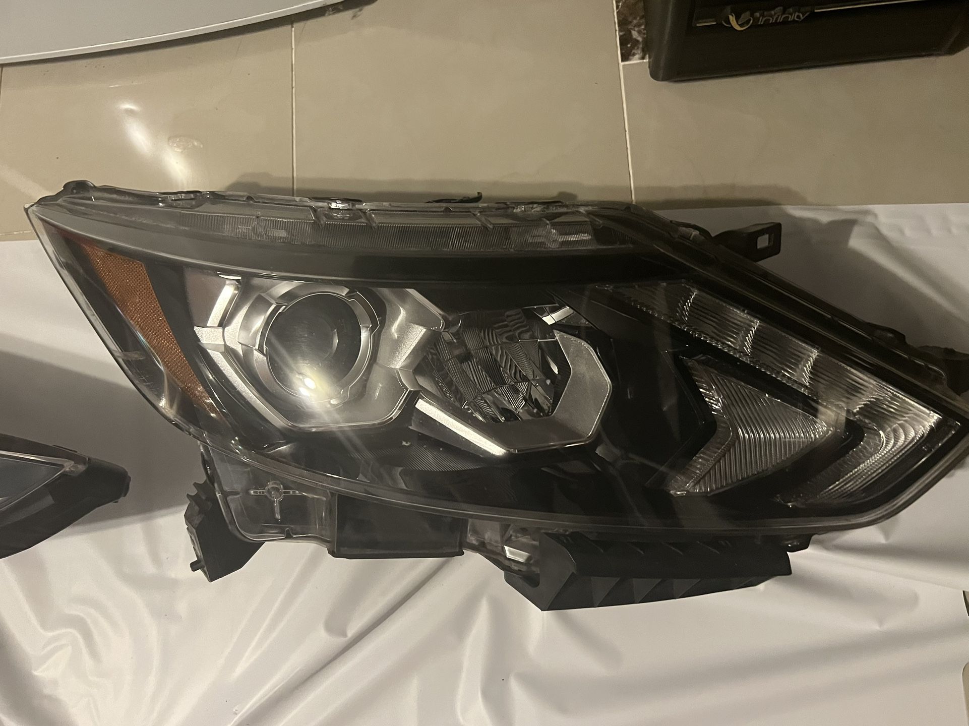 OEM Nissan Rogue Sport S PASSENGER side headlight 2017