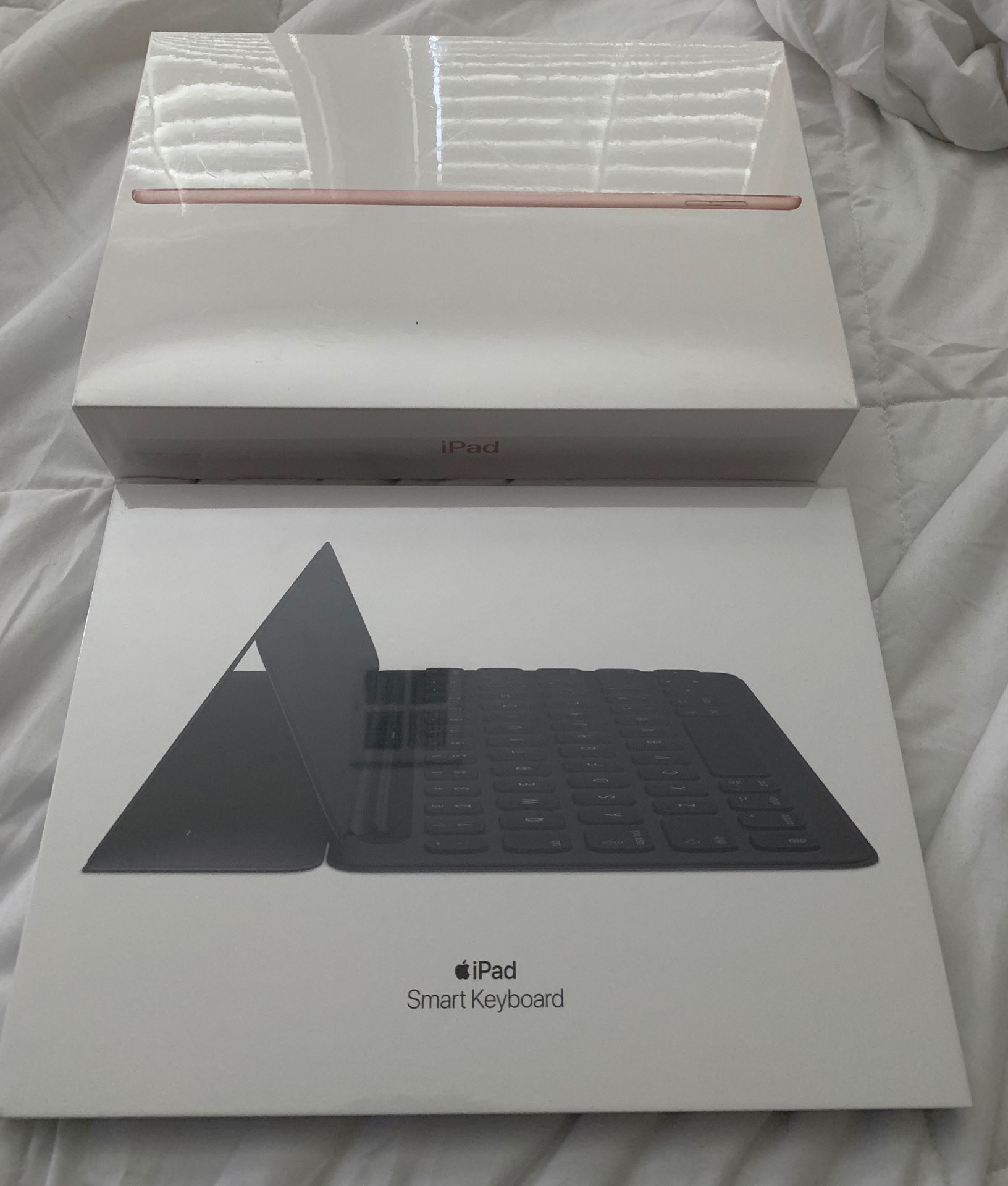 iPad 7 generation w/ Smart Keyboard