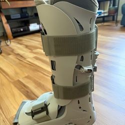 Aircast Walking Boot - Medium