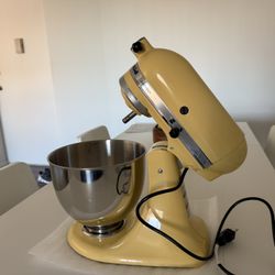 KitchenAid Artisan Series 5qt Tilt-Head Stand Mixer. 10 Speeds, Metal, Dishwasher Safe Parts