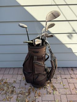 Mens right handed golf club set. With golf bag