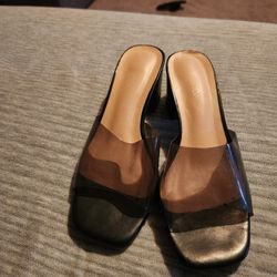Woman Sandals Size 5 Used In Good Condtion.