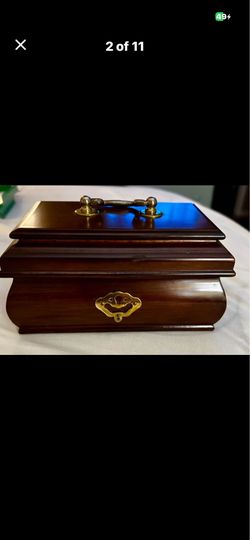 COLLECTIBLE VINTAGE JEWELRY BOX THAT PLAYS MUSIC