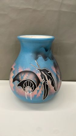 Native Vase decor. Item No 165 (Shopgoodwill)