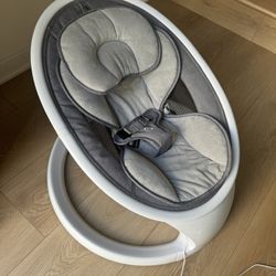 Basically New Baby Munchkin Swing 