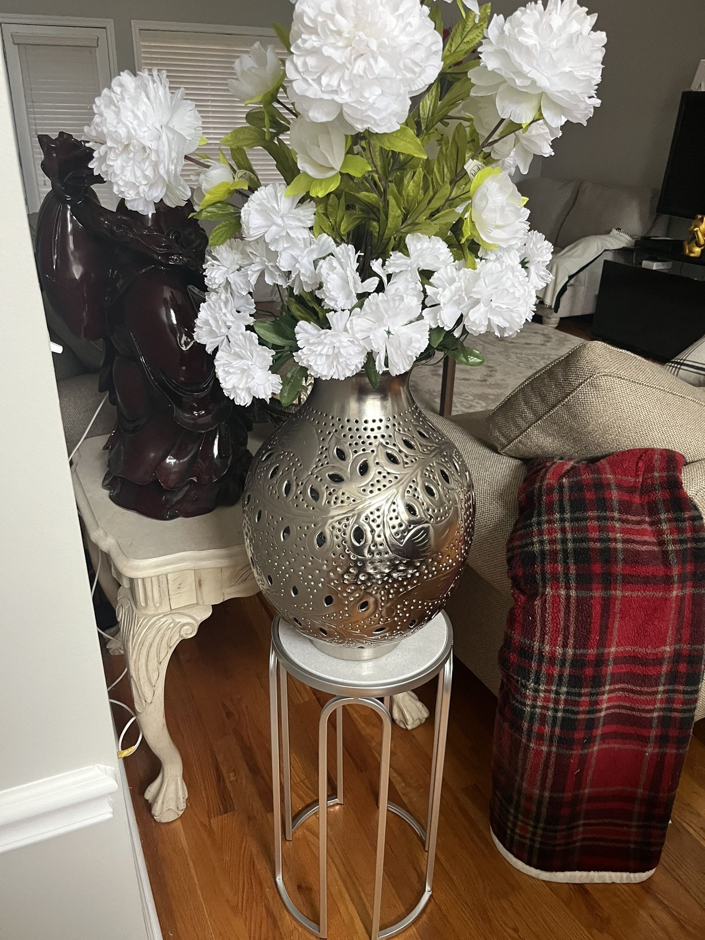Flowers, Table And The Flowers base