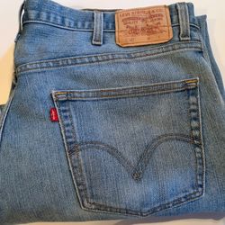 Levi Jeans 550 Vintage Size 40W  36L. Very good condition no holes tears rips however there is a little fraying On the edge of the pant leg. 