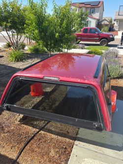 Toyota Tundra 6.5ft Fiberglass Camper Shell – Locking Windows – Red